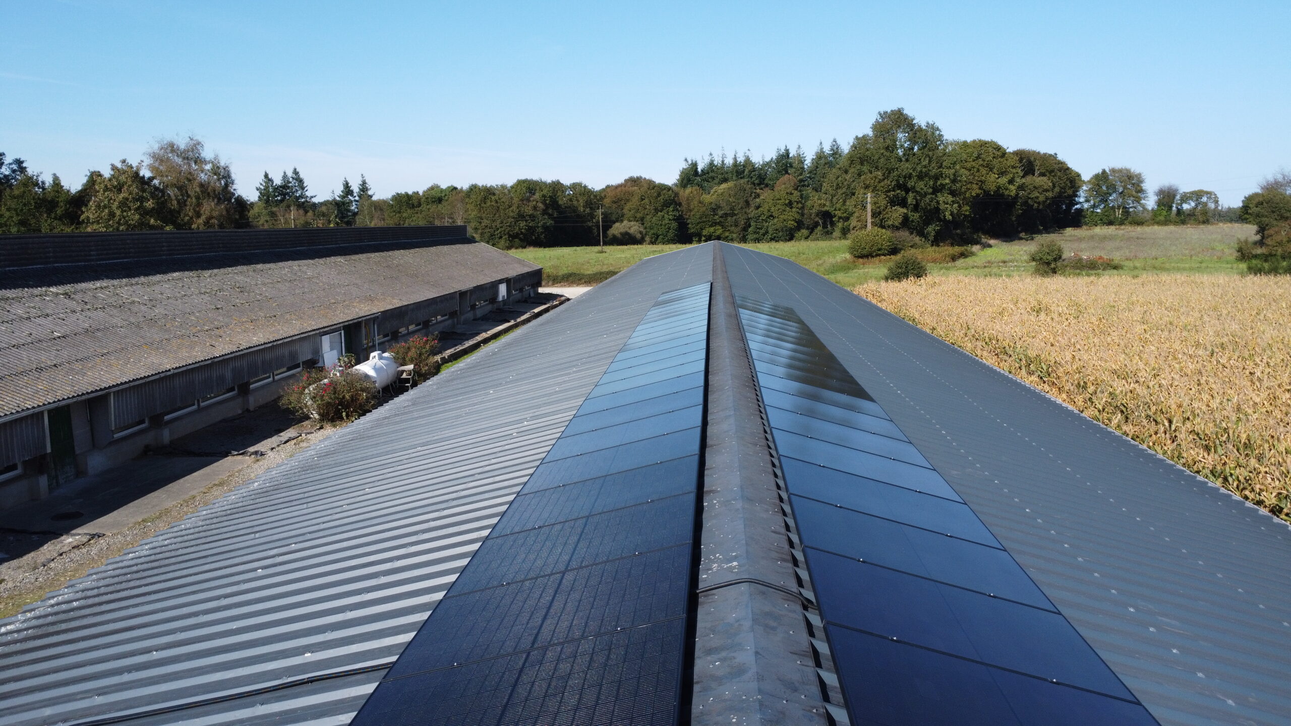 Installation panneaux photovoltaique dans une exploitation agricole vue de drône
