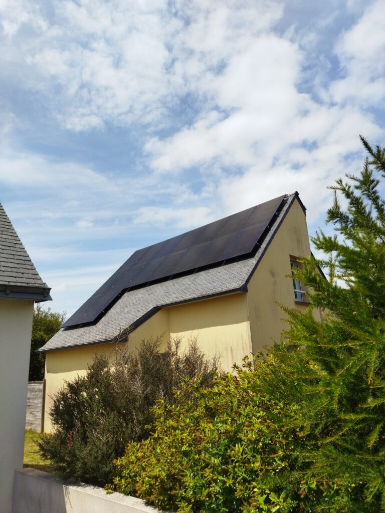 Installation photovoltaïque sur ardoise composée de 16 panneaux solaires by Solar Expansion