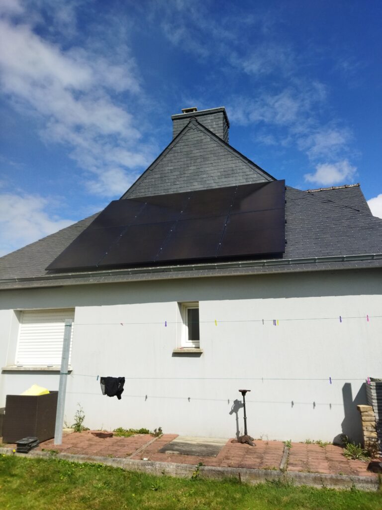 Installation photovoltaïque sur ardoise composée de 8 panneaux solaires by Solar Expansion