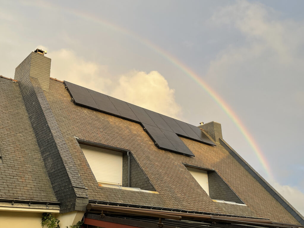 Installation photovoltaïque sur ardoise composée de 18 panneaux solaires by Solar Expansion