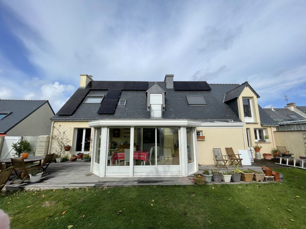 Installation photovoltaïque sur ardoise composée de 12 panneaux solaires by Solar Expansion