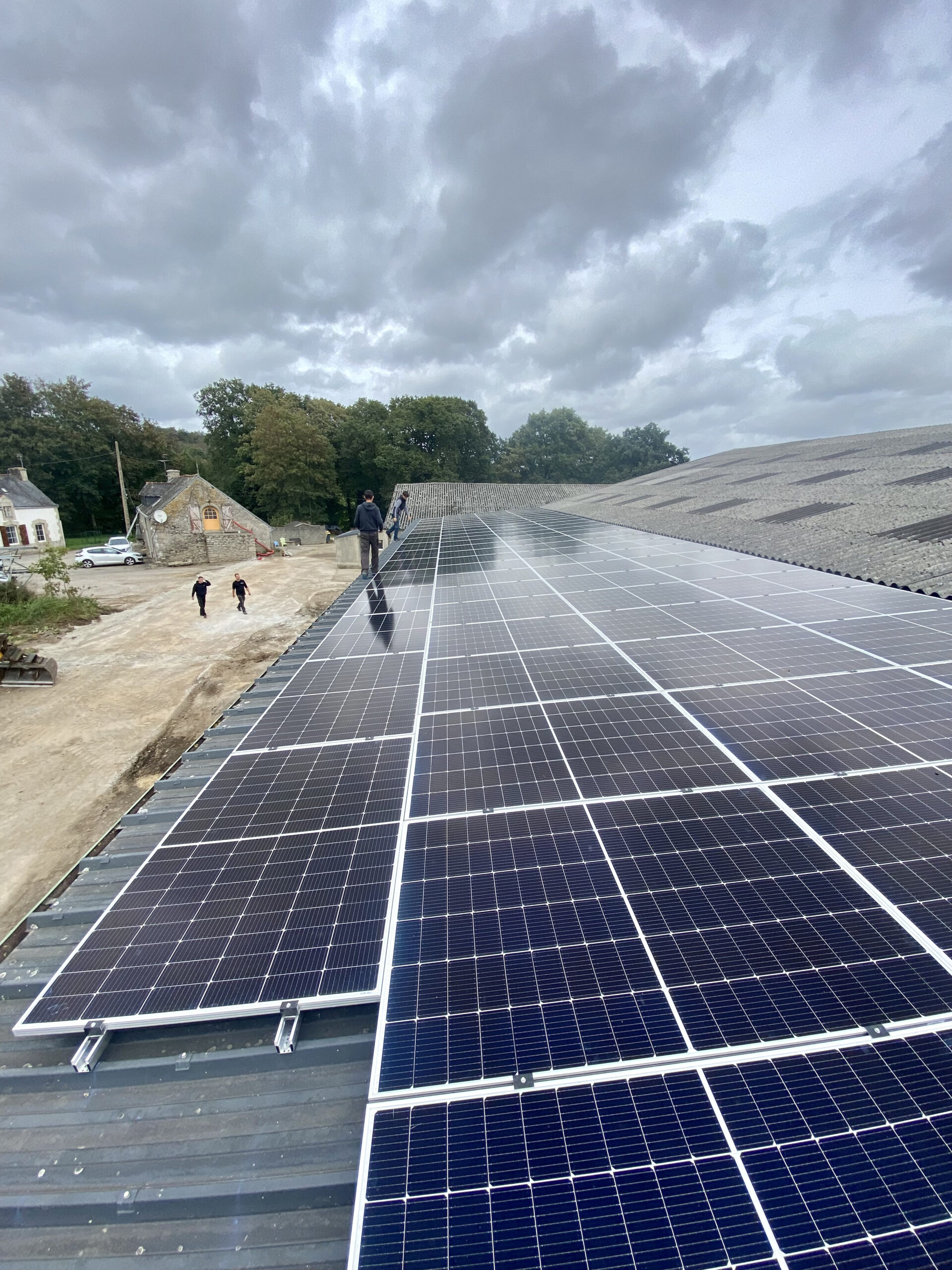 Installation panneaux photovoltaique dans une exploitation agricole vue de drône