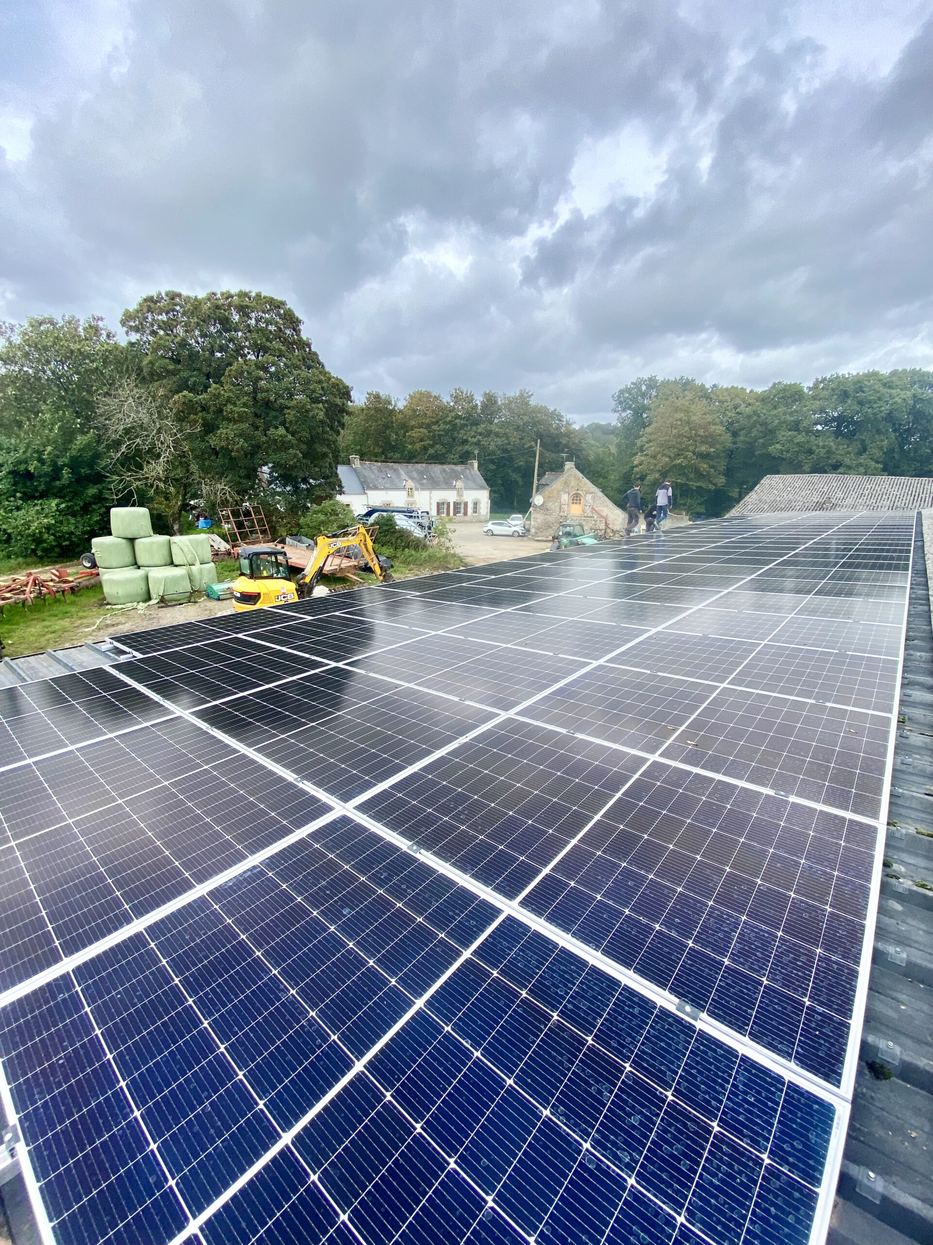 Installation panneaux photovoltaique dans une exploitation agricole vue de drône