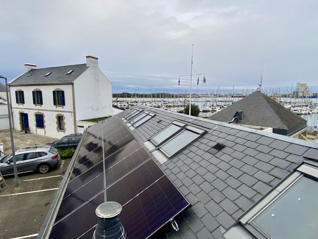 Capitainerie Locmiquélic - installation panneaux photovoltaïques