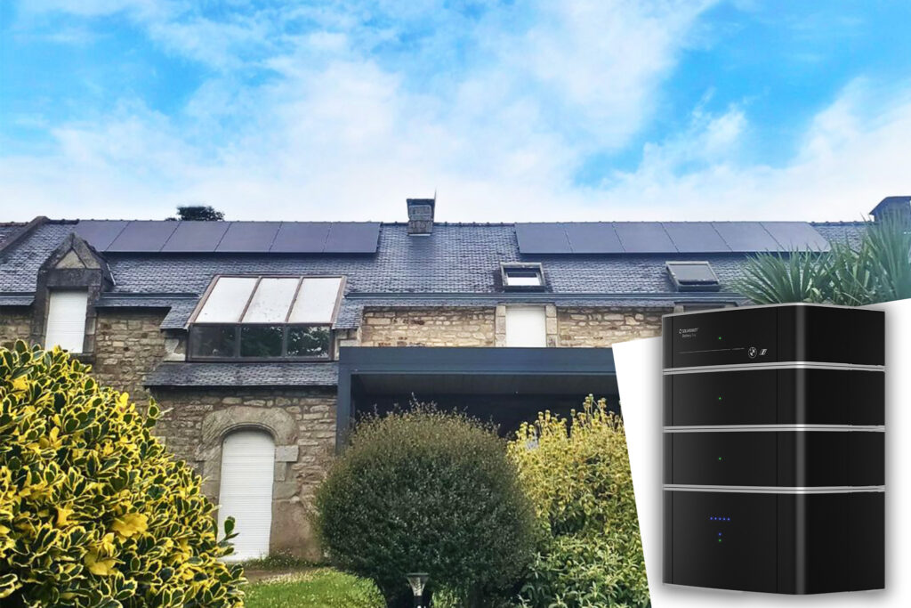 Batterie LFP connectée à des panneaux solaires pour stocker l’énergie renouvelable