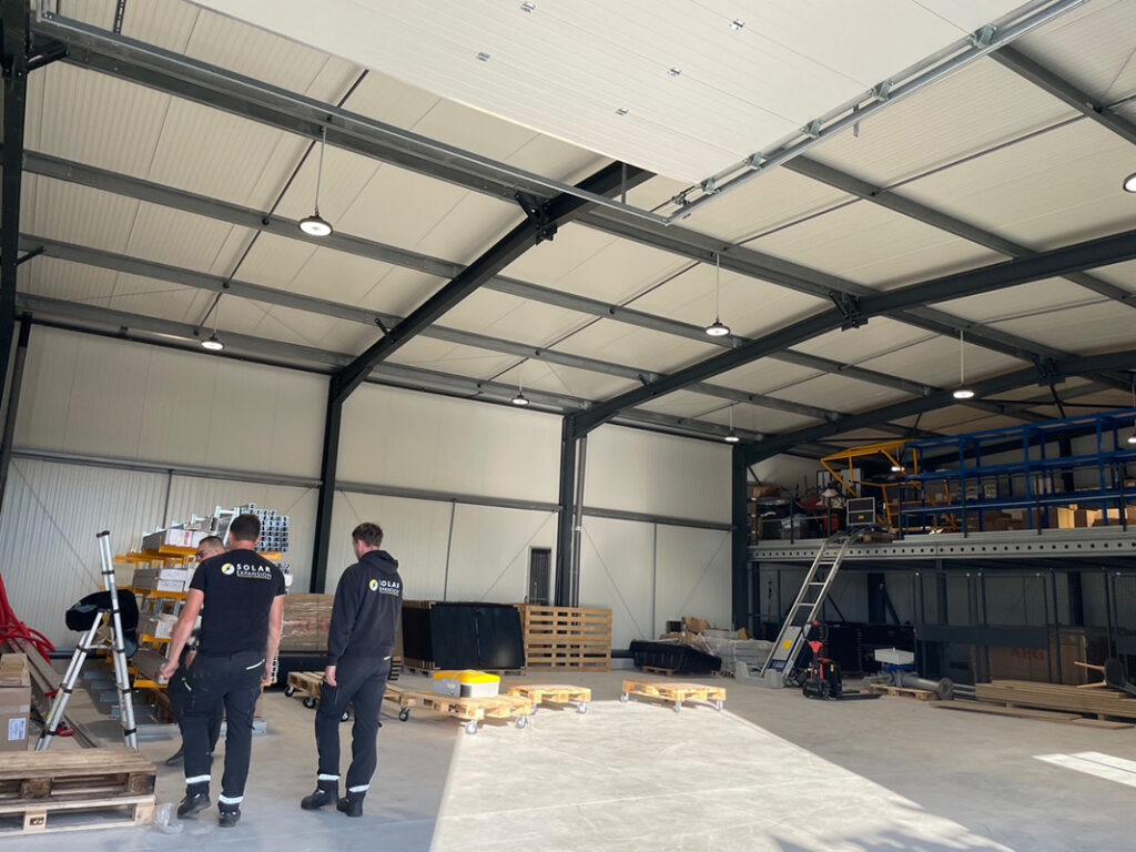 Vue intérieure du site logistique de Solar Expansion dédié à l'installation solaire en Bretagne