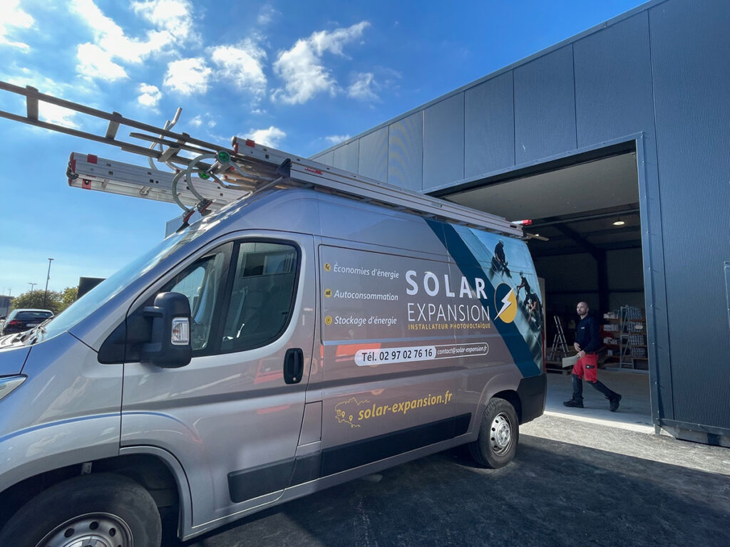 Camion de Solar Expansion garé devant les nouveaux locaux à Ploemeur, installateur photovoltaïque en Bretagne