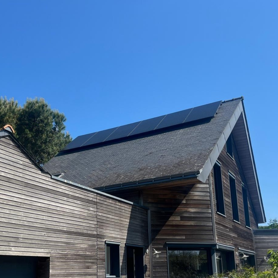 Photo d'une installation solaire photovoltaïque à Larmor-Plage, Morbihan, par l'entreprise Solar Expansion