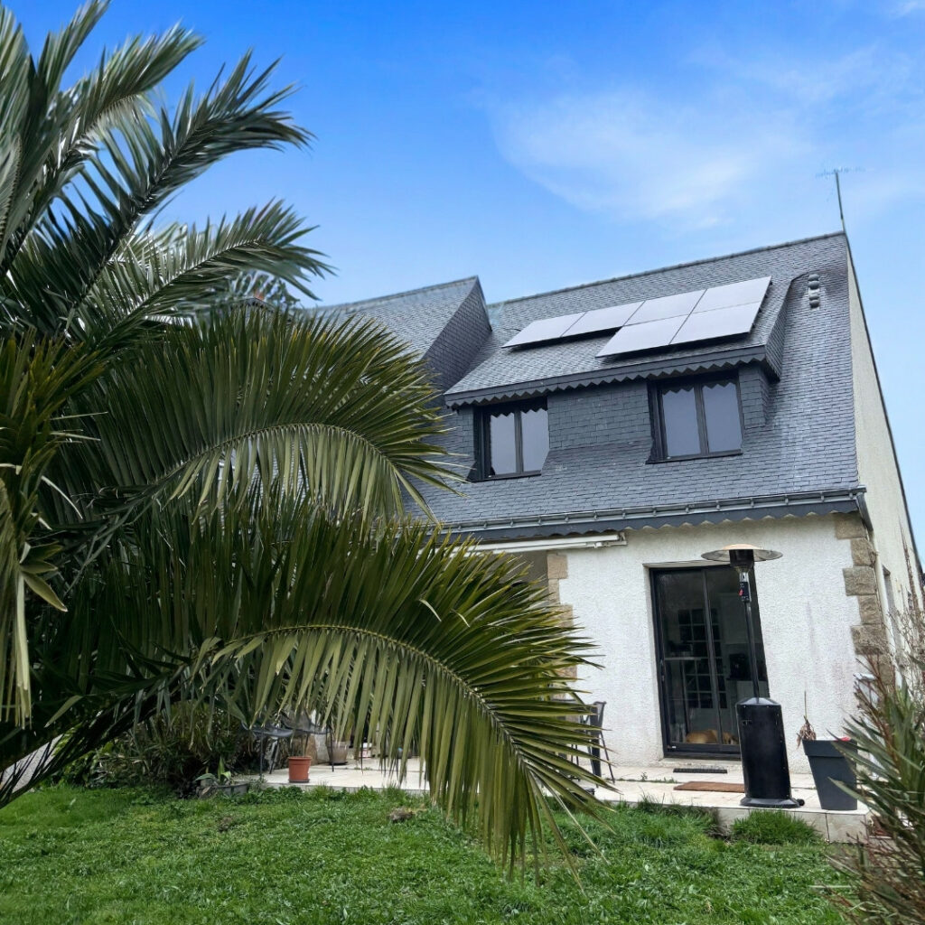 Photo d'une installation solaire photovoltaïque à Ploemeur, Morbihan, par l'entreprise Solar Expansion