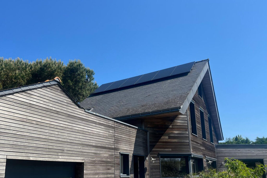 Installation solaire à Larmor-Plage avec panneaux de marque voltec solar éligibles TVA 5,5%