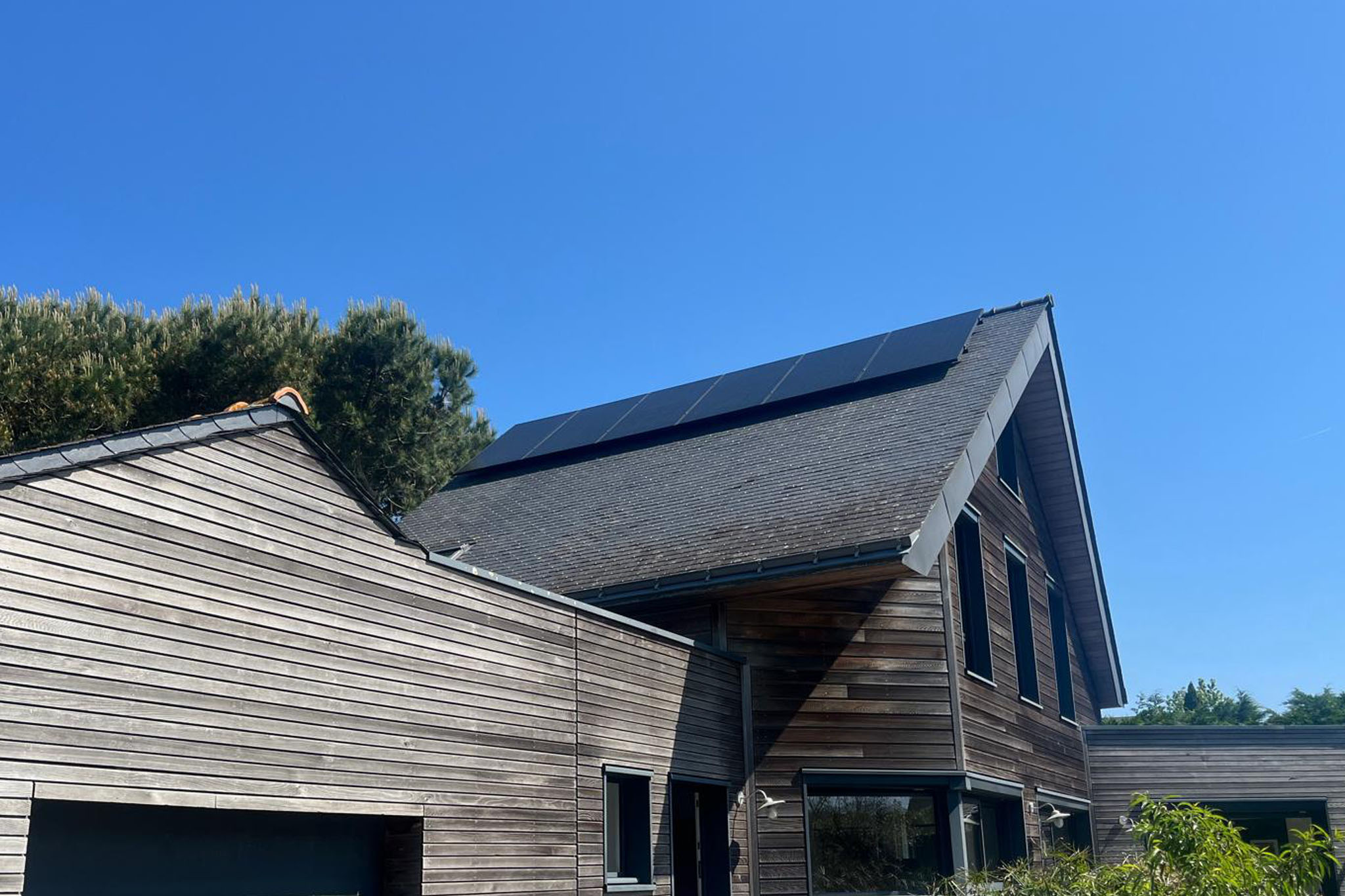 Installation solaire à Larmor-Plage avec panneaux de marque voltec solar éligibles TVA 5,5%