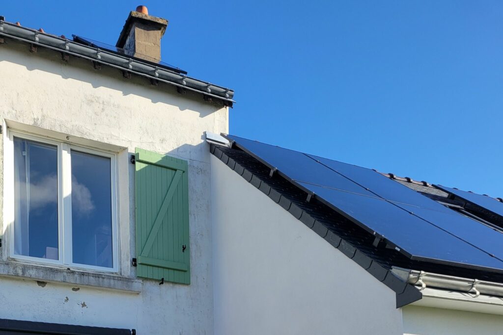 Toiture d'une maison en Bretagne équipée de panneaux photovoltaïque pour autoconsommation