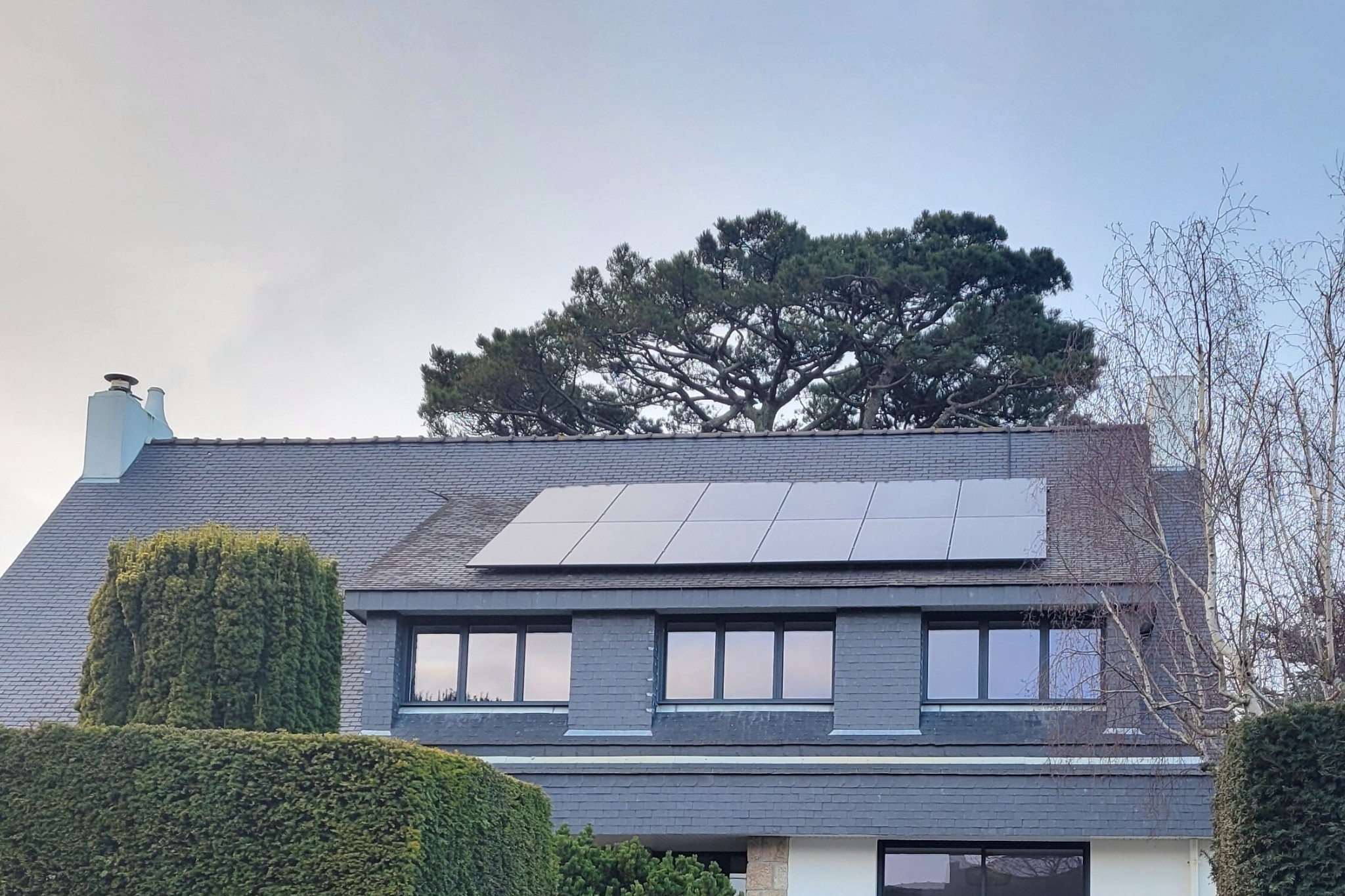 Maison en Bretagne équipée de panneaux solaires pour optimiser l’autoconsommation en hiver