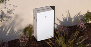 Installer une batterie de stockage Tesla en bretagne pour réduire sa facture d'électricité