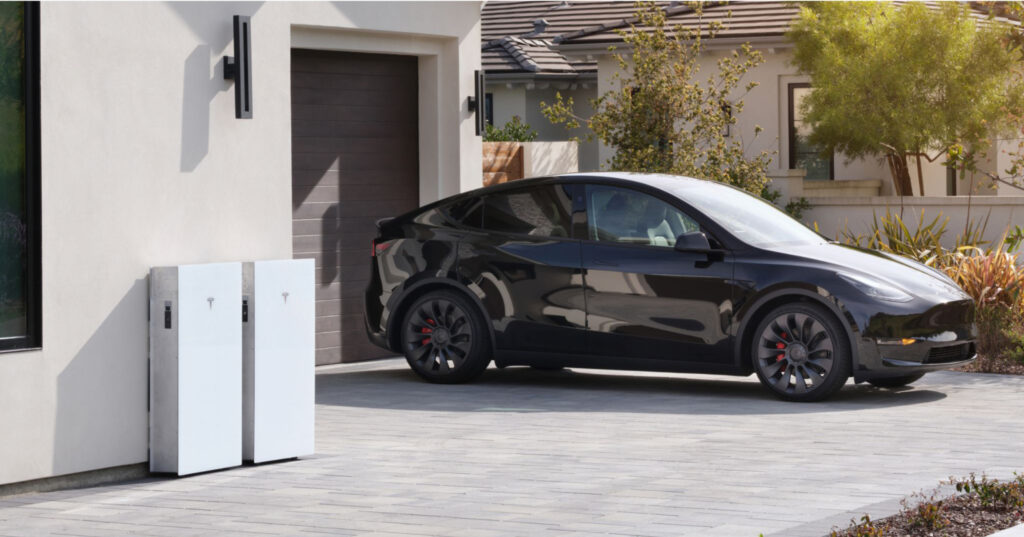 Borne de recharge Tesla couplée à une batterie Powerwall en Bretagne