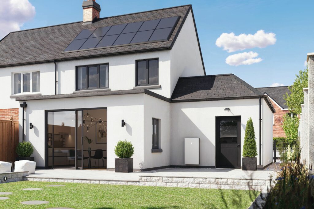 Installation certifiée de batterie domestique Tesla couplée à des panneaux photovoltaïques