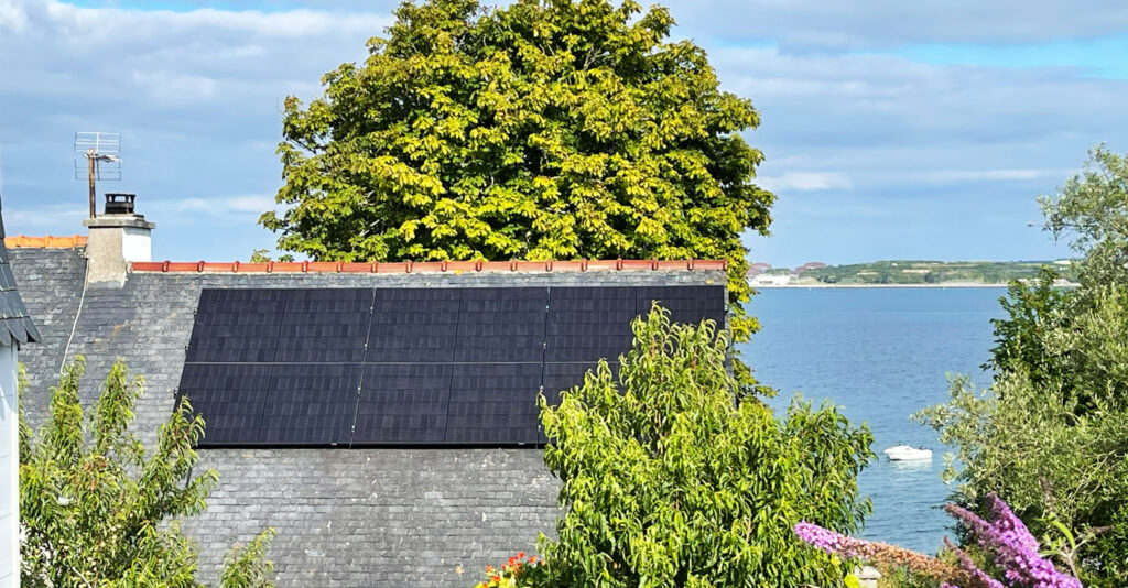 valorisation maison finistère avec panneaux photovoltaïques