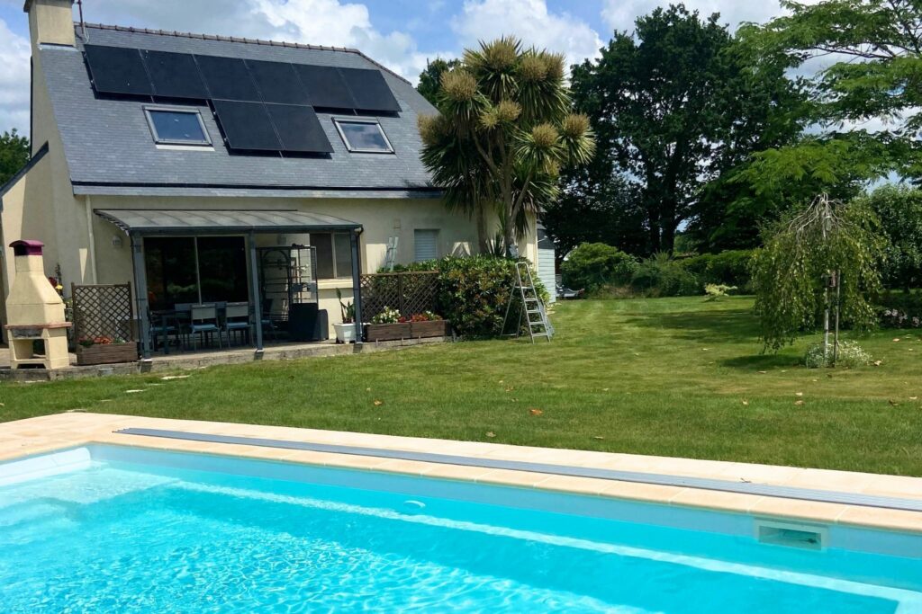 Maison en Bretagne avec panneaux photovoltaïques et piscine