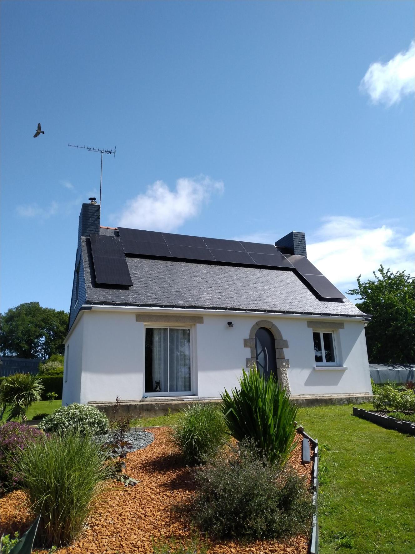 Maison à Molac avec panneaux solaires et batterie de stockage pour autoconsommation et économies