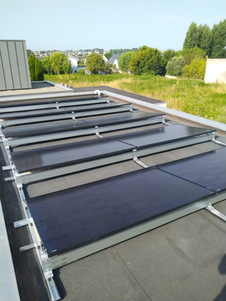 Panneaux photovoltaïques sur toit plat à Locmiquélic