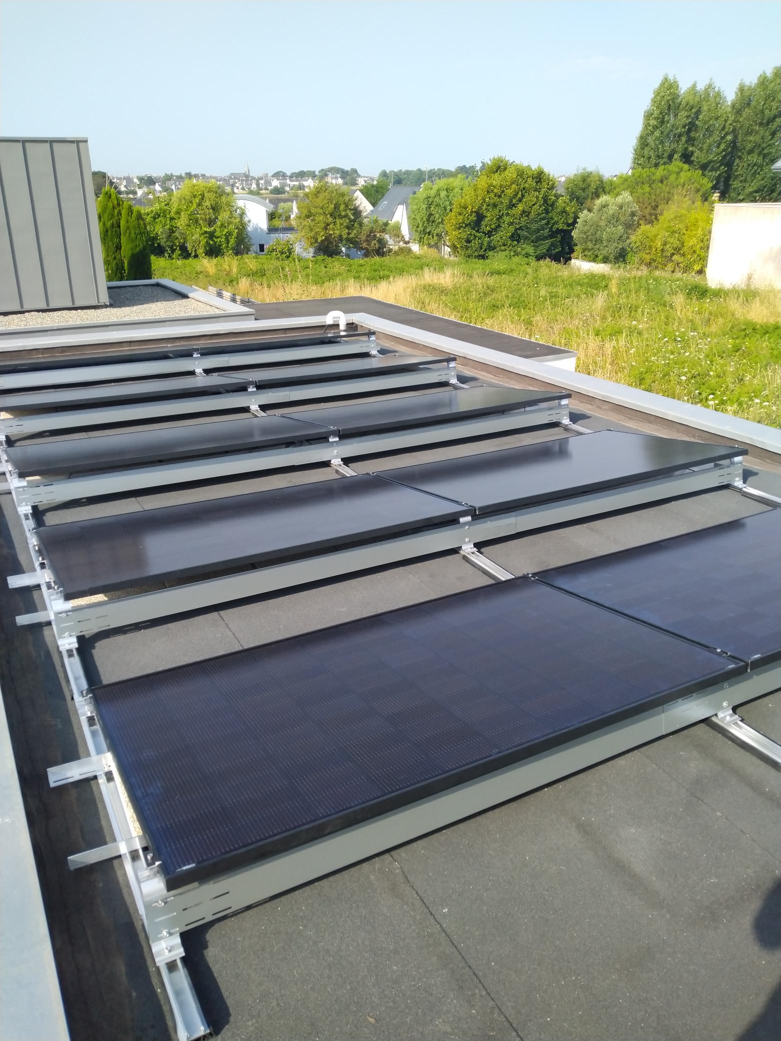 Panneaux photovoltaïques sur toit plat à Locmiquélic